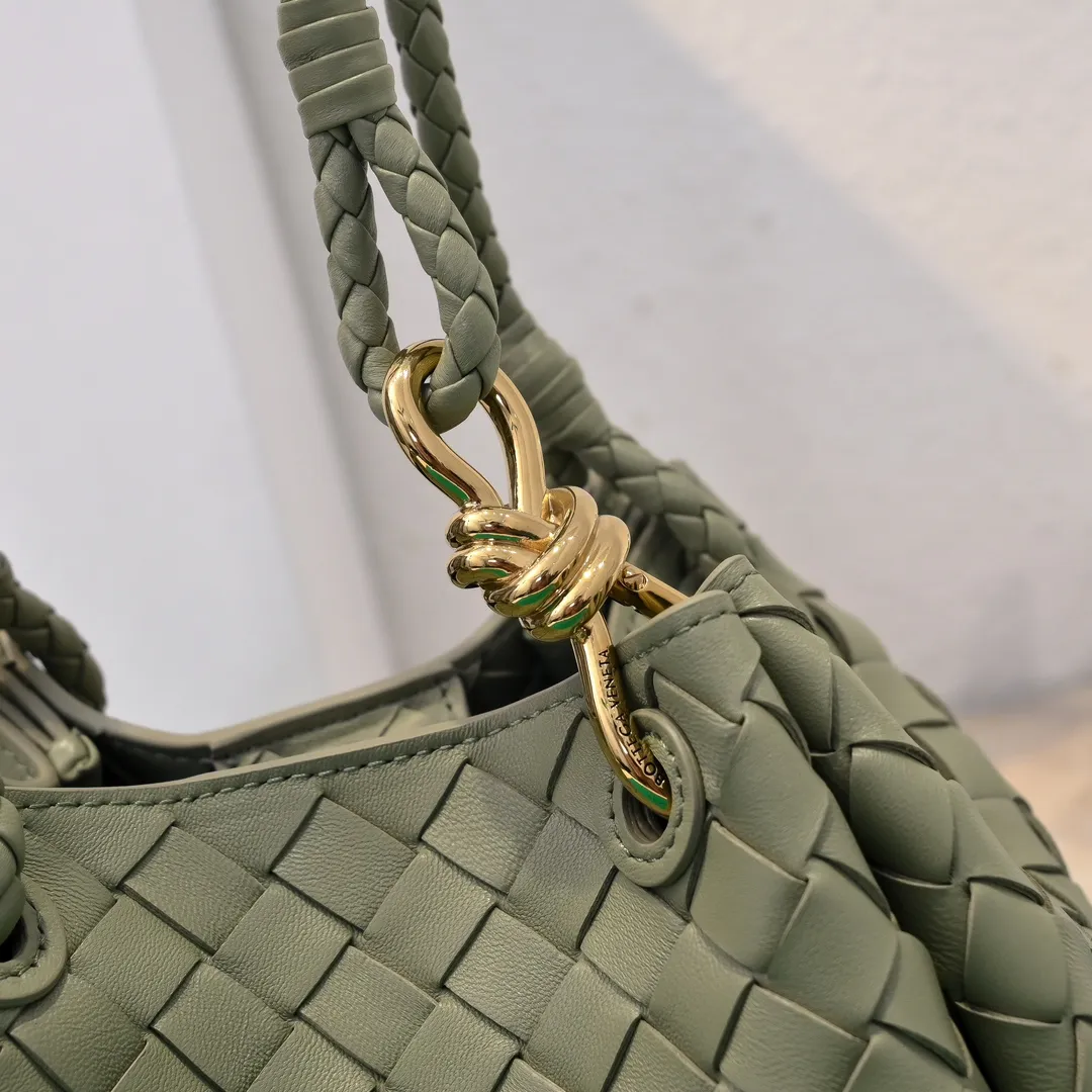 Batch 1760 BV home is new! Andiamo combines Bottega Veneta archives parachute handbags to inherit retro elements and integrate modern trends. The same style as Shu Qi's Beijing Night. It is a continuation of the classic bag. It has three functions: hand carry, shoulder and cross-body. It is embellished with metal brass knot buckles. The capacity of the small one is amazing. It can easily hold sunglasses in a box/small bottle of water/powder powder/charger and other daily necessities when going out. The upper body is versatile. Style number: 6569 Size: 21*17*16.5cm